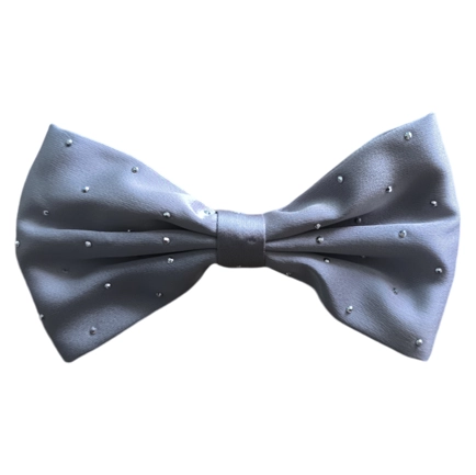 Moño con Piedritas: Brillo y Estilo