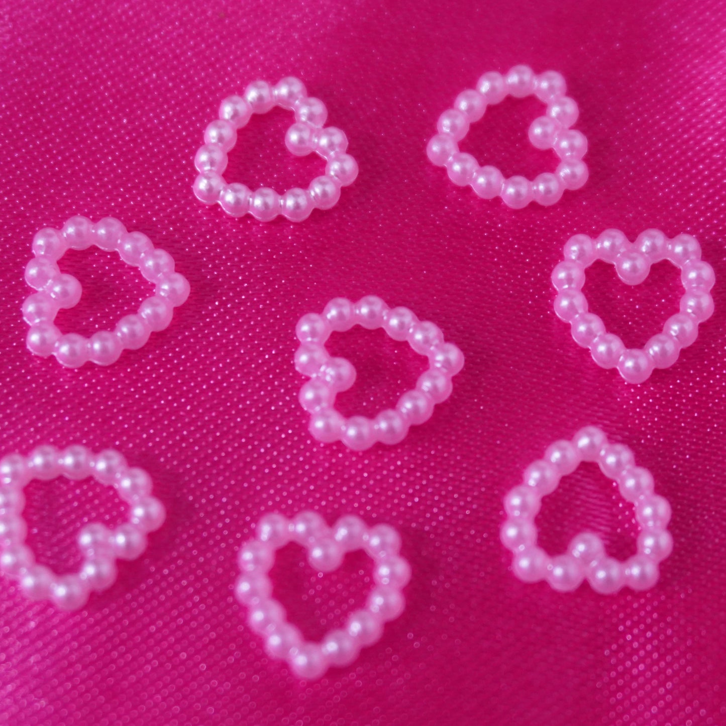 Decoración de uñas 3D Corazones rosados de perlas