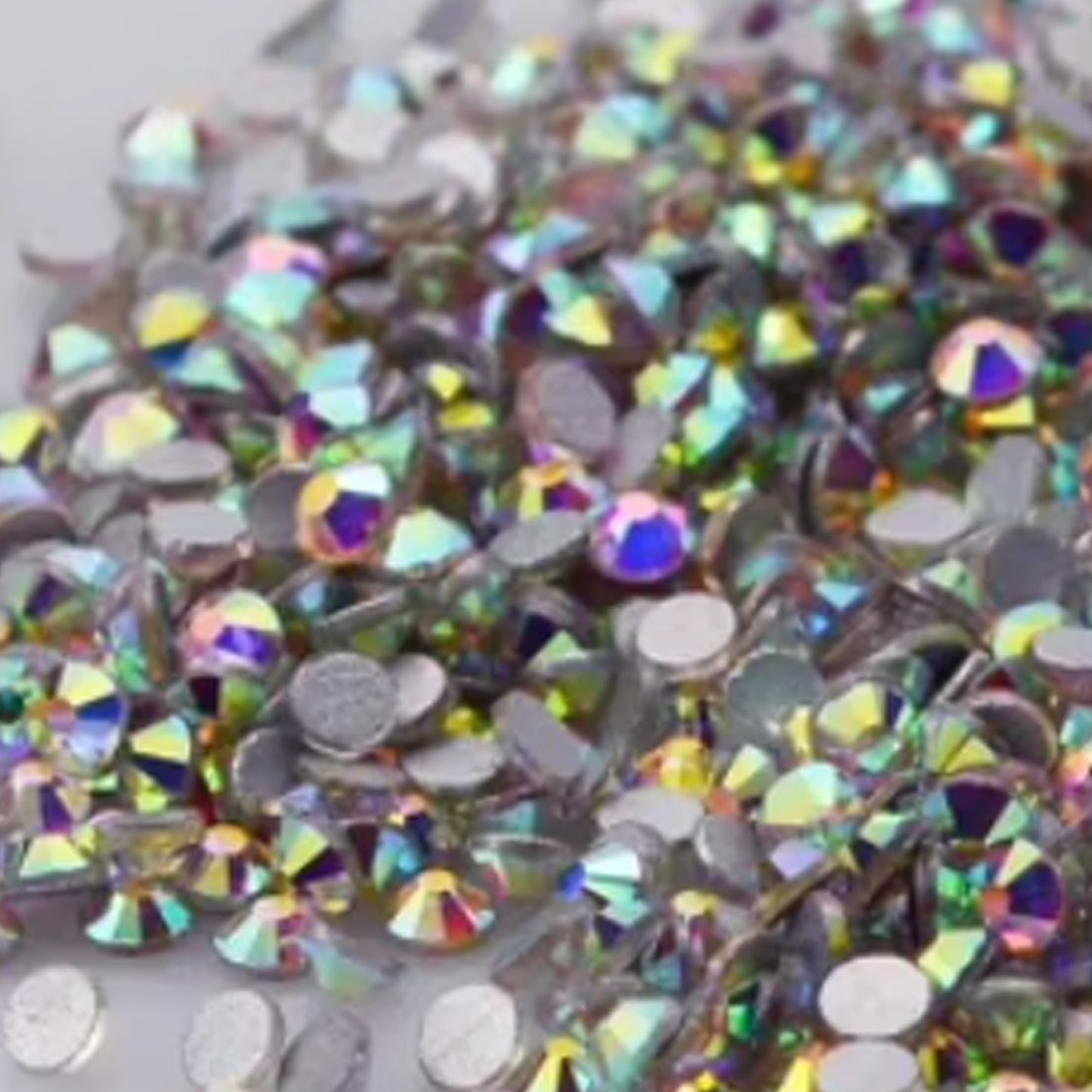 Decoración para Uñas: Gemas Tornasol para un Efecto Brillante